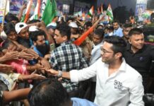 कोलकाता एयरपोर्ट पर सियासी संग्राम, अभिषेक बनर्जी की मौजूदगी में भिड़े भाजपा और TMC समर्थक