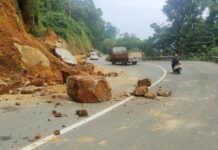 पहाड़ी से मलबा गिरने से ओंकारेश्वर में अफरा-तफरी, चार दुकानों को भारी नुकसान