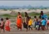 बारिश बनी चुनौती, गांव वालों ने कंधों पर उठाकर नदी पार कराई और पहुंचाया दूल्हा
