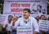 सरकार की कर्जमाफी शर्तों के खिलाफ सड़क पर उतरे एनसीपी विधायक रोहित पवार