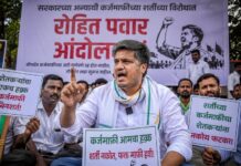 सरकार की कर्जमाफी शर्तों के खिलाफ सड़क पर उतरे एनसीपी विधायक रोहित पवार