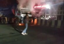 शॉर्ट सर्किट से नगर निगम ट्रक में आग, भोपाल में अफरा-तफरी