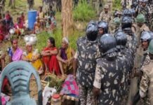 धर्मांतरण विवाद पर बवाल, आदिवासी परिवार के पलायन ने खड़े किए कई सवाल