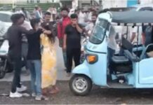 दूसरे युवक के साथ देख पत्नी पर भड़का पति, सड़क पर हुआ हंगामा