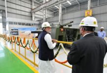 औद्योगिक विकास का मुआयना, पीएम मोदी ने हजीरा की L&T यूनिट का दौरा किया