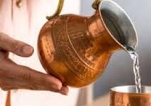 बारिश में करें तांबे के पानी का सेवन