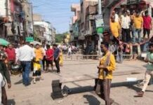 बिजली संकट से परेशान जनता सड़कों पर उतरी, टायर जलाकर विरोध