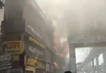 हैदराबाद हेलमेट बाजार में आग की भयंकर लपटें, दमकल टीम कर रही कड़ी मशक्कत