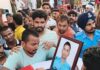 21 लाख का चेक लेकर पहुंचीं शहीद की पत्नी, परिवार ने मांगी अतिरिक्त मदद