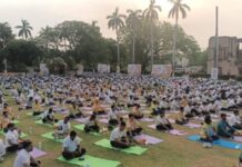 राजभवन से झांसी तक योग की गूंज, राज्यपाल और सीएम योगी ने किया अभ्यास