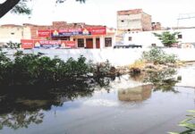 मंदिर के समीप ठेका बनने से नाराज स्थानीय लोग, प्रशासन से हस्तक्षेप की मांग
