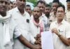 फर्जी लोन मामले में किसानों का हंगामा, कलेक्ट्रेट पहुंचकर प्रशासन को सौंपा ज्ञापन