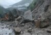 चलती कार पर मंडराया खतरा, बदरीनाथ हाईवे पर पहाड़ी से गिरा भारी बोल्डर