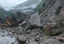 चलती कार पर मंडराया खतरा, बदरीनाथ हाईवे पर पहाड़ी से गिरा भारी बोल्डर