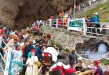 बाबा अमरनाथ के दर्शन को उमड़ा आस्था का सैलाब, पवित्र गुफा की ओर बढ़े श्रद्धालु