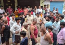 भोजपुर में दर्दनाक हादसा: ईंट की दीवार गिरने से दो मासूम बच्चों की मौत, एक बुजुर्ग गंभीर घायल, आक्रोशित लोगों ने किया सड़क जाम