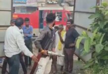 फायर ब्रिगेड की गाड़ी ने दिया धोखा, स्थानीय लोग बने फायर फाइटर