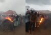 बारिश में अंतिम विदाई की मजबूरी, हाथों में त्रिपाल लेकर करना पड़ा संस्कार