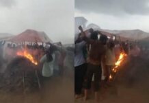 बारिश में अंतिम विदाई की मजबूरी, हाथों में त्रिपाल लेकर करना पड़ा संस्कार