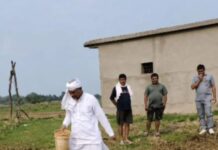 सांसद जनार्दन मिश्रा का अलग अंदाज, खेत में बहाया पसीना और थामा ट्रैक्टर