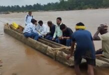 ‘बहुत बाढ़ है सर…’ बस्तर के शिक्षकों की मजबूरी, डोंगी से तय कर रहे खतरनाक सफर