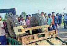 भरतपुर में मजदूरों से भरी ट्रैक्टर-ट्रॉली पलटी, 2 महिलाओं की मौत, कई घायल