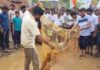 खराब सड़क को लेकर कांग्रेस का अनूठा प्रदर्शन, गड्ढों में मछली छोड़कर खोली पोल