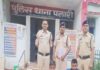 पुलिस की रेड में बड़ा खुलासा, किराना व्यापारी पिता-पुत्र निकले शराब कारोबारी
