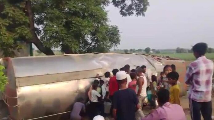 6843b156e70d2-baghpat-milk-loot.jpg