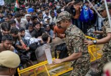 संसद के बाहर बढ़ा तनाव, विजय चौक पर प्रदर्शनकारियों और पुलिस में टकराव