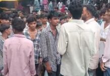 स्कूल पर भेदभाव का आरोप, न्याय की मांग को लेकर छात्रों ने पैदल मार्च कर सौंपा ज्ञापन