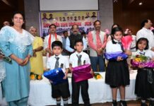 केंद्रीय राज्य मंत्री तोखन साहू और उप मुख्यमंत्री अरुण साव ने नवप्रवेशी बच्चों का तिलक लगाकर किया आत्मीय स्वागत, न्योता भोज में साथ में किया भोजन