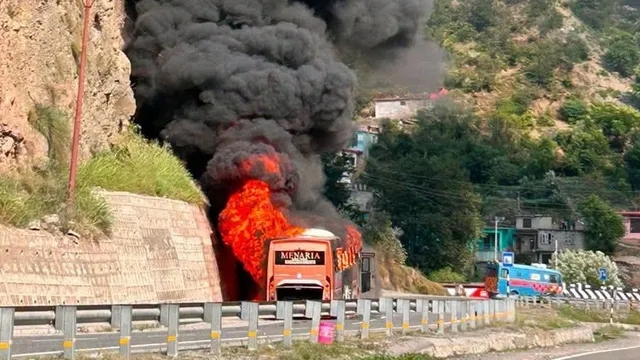 Amarnath-Yatri-bus-in-fire-17842.jpg