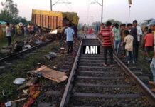 ट्रेन लेट हुई तो यात्रियों का फूटा गुस्सा, झाबुआ में रेलवे ट्रैक पर दिया धरना