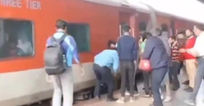 Kanpur-Central-Passenger-Dies-Tr.jpg