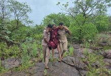 बाढ़ के बीच फंसे 250 श्रद्धालु, तुरतुरिया मंदिर में पुलिस के रेस्क्यू ऑपरेशन से बची जानें