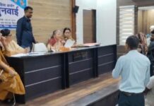 मां को झूठे मुकदमे में फंसाकर जेल भेजने का आरोप, बेटियों की शिकायत पर महिला आयोग सख्त
