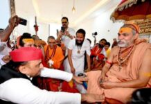 अखिलेश यादव ने की शंकराचार्य अविमुक्तेश्वरानंद से मुलाकात, बोले- सनातन को अधर्मियों से मुक्त कराने पर हुई बात