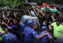 जंतर-मंतर से संसद की ओर बढ़ रहे प्रदर्शनकारियों को पुलिस ने रोका, लाठीचार्ज से बढ़ा तनाव