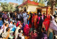 निगम बनाम ठेलेवाले! बाजार के बाहर हटाने पहुंची टीम, विक्रेताओं का विरोध