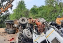 चुटूपालू घाटी में ब्रेक फेल ट्रेलर का तांडव, बस समेत 10 वाहन चपेट में
