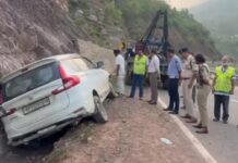 उधमपुर में अनियंत्रित हुई कार, गहरे गड्ढे में गिरने से अमरनाथ जा रहे 5 यात्री जख्मी