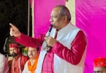 मंत्री संजय निषाद के सम्मेलन में बिजली गुल, मोबाइल टॉर्च की रोशनी में जारी रहा संबोधन
