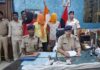 दुकान की आड़ में चल रहा था जाम का दौर, हथियारों के साथ तीन आरोपी पकड़े गए