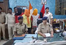 दुकान की आड़ में चल रहा था जाम का दौर, हथियारों के साथ तीन आरोपी पकड़े गए