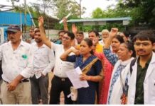 जेपी अस्पताल में हंगामा, 21 कर्मचारियों की बर्खास्तगी के बाद आत्मदाह की चेतावनी