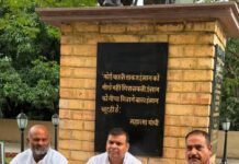 कैलारस शक्कर कारखाने के मुद्दे पर जौरा विधायक पंकज उपाध्याय का विधानसभा परिसर में धरना