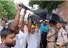 सियासी घमासान के बीच हिंसा, BJP-कांग्रेस कार्यकर्ताओं की झड़प में 16 पुलिसकर्मी घायल