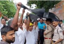 सियासी घमासान के बीच हिंसा, BJP-कांग्रेस कार्यकर्ताओं की झड़प में 16 पुलिसकर्मी घायल