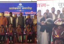 12वीं की टॉपर छात्रा के चेहरे पर मुस्कान, विधायक ने भेंट किए स्कूटी और लैपटॉप